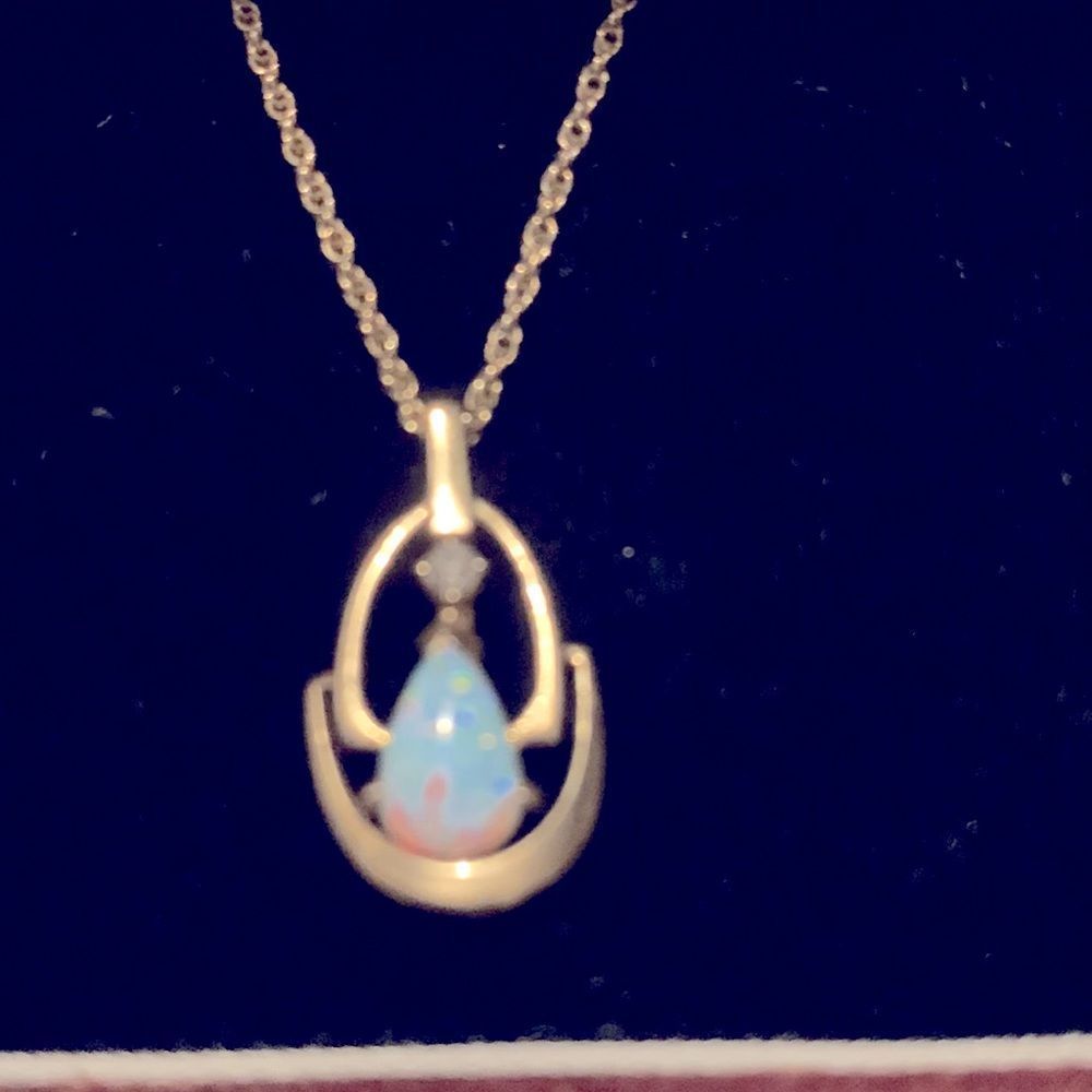 Absolutely stunning fire opal set an 14 karat gold beautiful necklace.